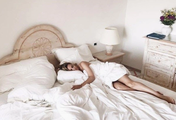 Giải Mã Giấc Mơ Thấy Người Khác Không Mặc Quần Áo: Ý Nghĩa Và Điềm Báo