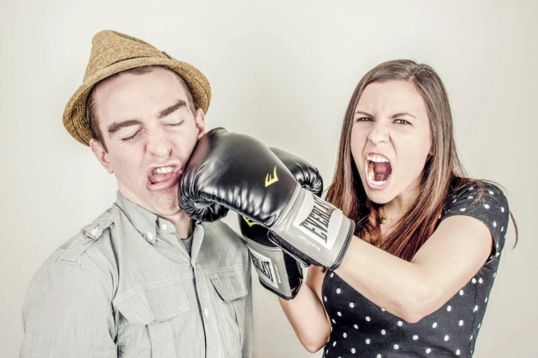 Giải Mã Giấc Mơ Thấy Người Ta Đánh Mình: Điềm Tốt Hay Xấu?