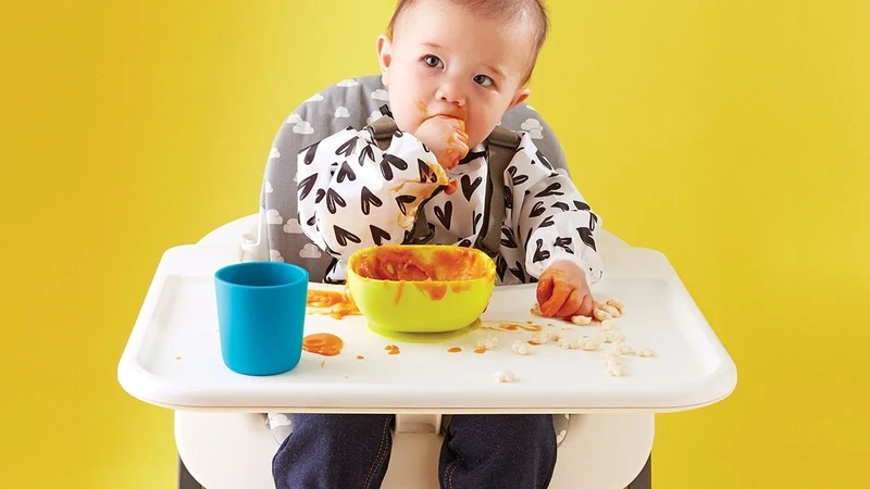 Hướng dẫn cách cho bé ăn dặm ngày đầu tiên không bị nôn trớ