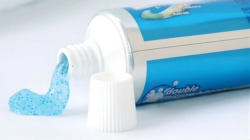 Sử dụng kem đánh răng giúp tẩy sạch vết bẩn